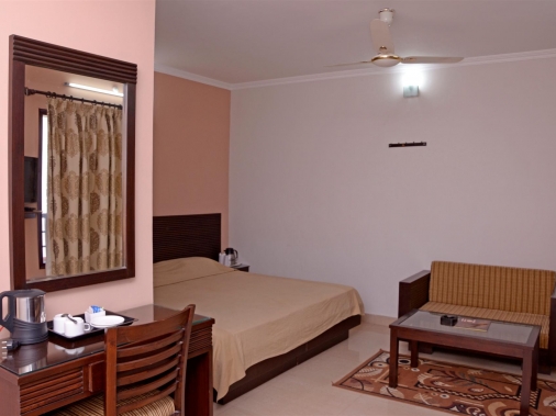 Super Deluxe Room (Double Bed) Non-AC Room